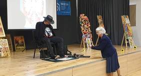 Pokaż zdjęcie: Na scenie artysta Stanisław Kmiecik