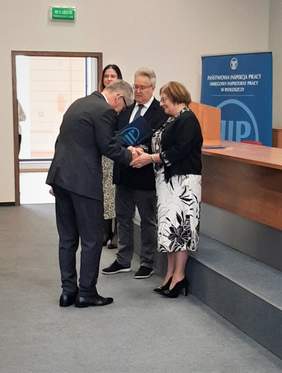 Dyrektor K-P Oddziału PFRON Aleksandra Gierej i p.o. Okręgowego Inspektora Pracy w Bydgoszczy podczas wręczania podziękowań Panu Romanowi Wzorek (dawny Okręgowy Inspektor Pracy)