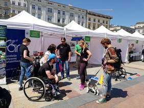 Pokaż zdjęcie: Inauguracja Tygodnia Osób z Niepełnosprawnością "Kocham Kraków z Wzajemnością" na Rynku Głównym w Krakowie