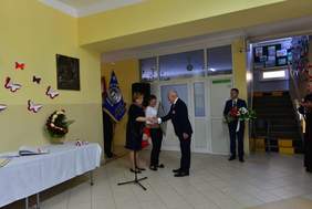 Pokaż zdjęcie: Dyrektor Marta Mordarska przekazała gratulacje na ręce dyrekcji 