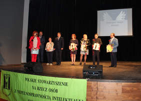 Uczestnicy obchodów Dnia Godności Osób Niepełnosprawnych w Przemyślu