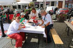 Pokaż zdjęcie: Festyn Przyjaźni „Tacy Sami” w Tczewie -stoisko artystyczne - malowanie flagi