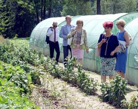 od lewej: Marek Pławiak, starosta nowosądecki, Tadeusz Luraniec – sekretarz powiatu wielickiego, Marta Mordarska, dyrektor Oddziału Małopolskiego PFRON, Ryszarda Zakrzewska-Zachwieja, dyrektor PCPR w Wieliczce oraz Beata Walter z Fundacji Leonardo