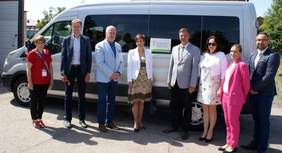 Pokaż zdjęcie: Uroczystość przekazania busa dofinansowanego ze środków PFRON dla podopiecznych Dziennego Domu Seniora w Zbąszyniu