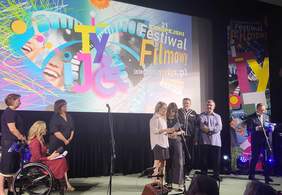 Pokaż zdjęcie: Na scenie festiwalu Jury w trakcie ogłaszania werdyktów