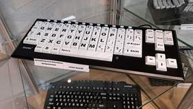 Zdjęcie sprzętu dostępnego w OWiT: specjalistyczna klawiatura komputerowa