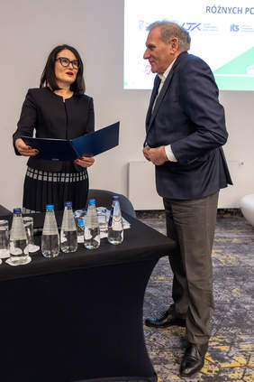 Pokaż zdjęcie: Od prawej p. Grzegorz Kuciński przedstawiciel SKM sp. z o.o. w Warszawie. Obok p. Dorota Habich Zastępca Prezesa PFRON odczytuje przekazaną deklarację dotyczącą Partnerstwa na rzecz dostępnej obsługi różnych podróżnych.