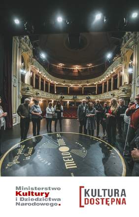 Pokaż zdjęcie: Warsztaty na scenie Teatru Polskiego dla osób niewidomych