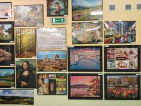 Pokaż zdjęcie: Wystawa obrazów wykonanych z puzzli.Obrazy wiszą  na ścianie DPS Lublin