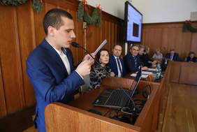 Pokaż zdjęcie: Radny składający interpelację