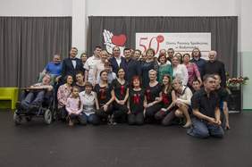 Wokalista zespołu AKCENT w otoczeniu fanów z Domu Pomocy Społecznej w Białymstoku.