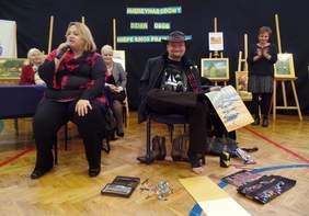 Pokaż zdjęcie: Spotkanie uczniów Szkoły Podstawowej z Oddziałami Integracyjnymi nr 12 w Krakowie z artystą Stanisławem Kmiecikiem