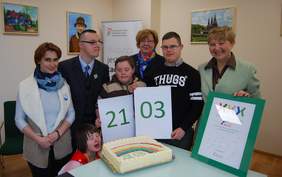 Pokaż zdjęcie: Dyrektor Marta Mordarska oraz przedstawiciele "Tęczy"