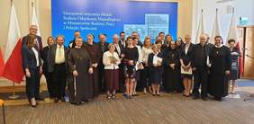 Pokaż zdjęcie: Ceremonia wręczenia odznaki okolicznościowej - Medalu 100-lecia Odzyskania Niepodległości