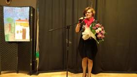 Pokaż zdjęcie: Zdj_cie_1_-_Dyrektor_Oddzia_u_Kujawsko_-_Pomorskiego_-_Pani_Aleksandra_Gierej_-_sk_ada_gratulacje_dla_uczestnik_w_i_pracowni.jpg