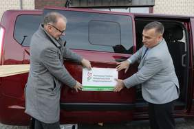 Pokaż zdjęcie: Oznaczenie pojazdu informacja o dofinansowaniu ze środków PFRON przez Michała Gucia - Wiceprezydent Miasta Gdyni oraz Dariusza Majorka - Dyrektor Oddziału Pomorskiego PFRON.