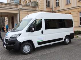 Pokaż zdjęcie: Uroczystość przekazania busa dla podopiecznych Domu Pomocy Społecznej w Zimnowodzie