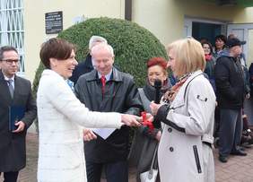 Pokaż zdjęcie: Uroczystość przekazania busa dla podopiecznych Środowiskowego Domu Samopomocy „Tulipan” w Kaliszu