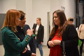 Pokaż zdjęcie: Rozmowy kuluarowe organizatorów konferencji pt. „Technologie wspomagające – dostępem do rozwoju i nowoczesności” 