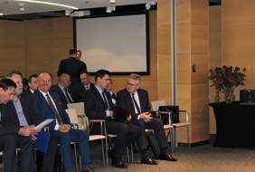 Pokaż zdjęcie: Goście spotkania w sali konferencyjnej