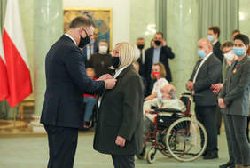 Pokaż zdjęcie: Prezydent RP Andrzej Duda nadaje odznaczenie pani Barbarze Jaroszyk