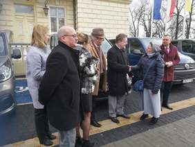 Pokaż zdjęcie: Uroczyste przekazanie busów do przewozu osób niepełnosprawnych dla jednostek z powiatu nyskiego