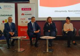 Pokaż zdjęcie: Uczestnicy Panelu Dyskusyjnego: Krzysztof Michałkiewicz, Radosław Kędzia, Joanna Styczeń-Lasocka i Danuta Dmowska-Andrzejuk