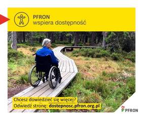 Pokaż zdjęcie: Zdjęcie jest infografiką. Na fotografii znajduje się kładka dla osób z niepełnosprawnościami, na której jest starsza pani na wózku inwalidzkim. Wokół rozpościera się krajobraz leśny. Na górze jest umieszczony tekst: PFRON wspiera dostępność. 