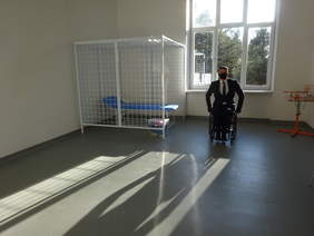 Pokaż zdjęcie: Rzecznik ds. Osób Niepełnosprawnych ogląda pracownię