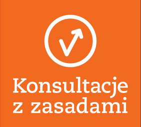na pomarańczowym tle napis Konsultacje z zasadami i białe kółko ze znacznikiem OK w formie litery V, zakończonej wektorem