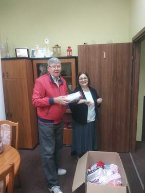 Pokaż zdjęcie: przekazanie maseczek: Urszula Łużniak Dyrektor PCPR Łódź Wschód i Władysław Skwarka Dyrektor Oddziału Łódzkiego PFRON