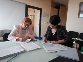 Pokaż zdjęcie: od lewej: Marta Mordarska, Dyrektor Małopolskiego Oddziału PFRON oraz Monika Cyboran-Trzebińska, Prezes Zarządu Fundacji Sustinae