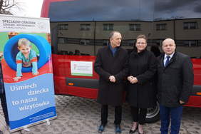 od lewej: Maciej Szymański Dyrektor Oddziału Podkarpackiego PFRON, Marta Szczepańska Dyrektor SOSW w Rudniku nas Sanem, Robert Bednarz Starosta Niżański