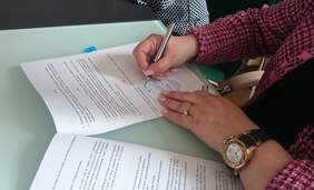 Pokaż zdjęcie: Podpisywanie umów z NGO w Małopolskim Oddziale PFRON