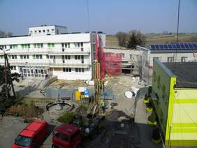 Budynek DPS-u w Browinie podczas remontu - plac budowy