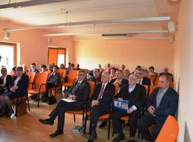 Uczestnicy konfrencji przysłuchuja się wykładom 