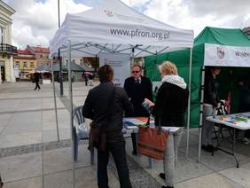 Pokaż zdjęcie: Dyrektor Oddziału Świętokrzyskiego PFRON Andrzej Michalski podczas Targów na kieleckim Rynku 