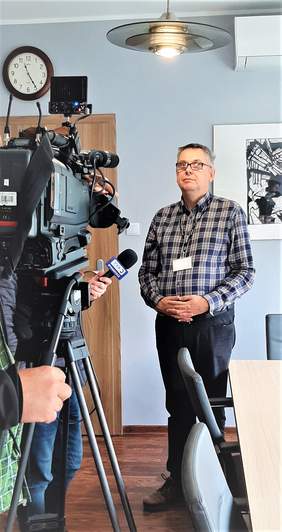 Pokaż zdjęcie: Ekspert ds. współpracy z administracją publiczną w Kujawsko-Pomorskim Oddziale PFRON podczas wywiadu dla TVP3 Bydgoszcz
