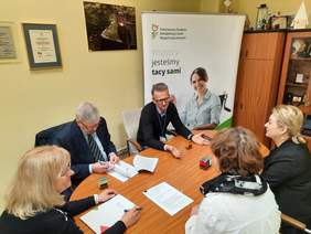 Pokaż zdjęcie: Podpisywanie umowy z Fundacją "Dar dla potrzebujących"