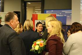 Pokaż zdjęcie: Podziękowania dla Dyrektor PUP Joannie Reszka składają goście