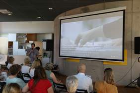 Pokaż zdjęcie: Targi Innowacji Społecznych – Szymon Andrzejewski prezentuje grę "Niewidziala wyprawa"