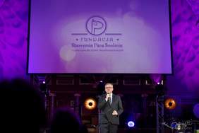 Pokaż zdjęcie: Artur Andrus prowadzący Galę 10-lecia Fundacji „Stworzenia Pana Smolenia"