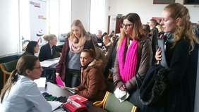 Pokaż zdjęcie: Edyta Drzastwa z Oddziału Wielkopolskiego PFRON udziela informacji uczestnikom Targów Pracy w Poznaniu