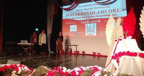 Pokaż zdjęcie: Występy artystyczne podczas XI Nowosądeckiego Przeglądu Poezji, Pieśni i Piosenki Patriotycznej „Pod skrzydłami Orła”