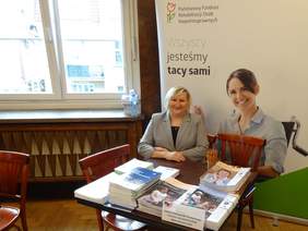 Pokaż zdjęcie: Stoisko informacyjne Oddziału Wielkopolskiego PFRON podczas Dnia Seniora w Poznaniu