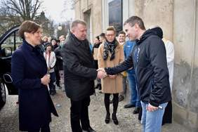 Pokaż zdjęcie: Uroczystość przekazania busa dla uczniów ze Specjalnego Ośrodka Szkolno-Wychowawczego w Rydzynie