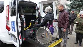 Pokaż zdjęcie: Nowy pojazd dostosowany do przewozu osób z niepełnosprawnościami zakupiony dla podopiecznych Środowiskowego Domu Samopomocy Caritas Diecezji Opolskiej w Nysie