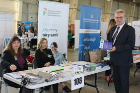 Pokaż zdjęcie: Jerzy Dębski Dyrektor Oddziału Lubelskiego PFRON, Maria Zamłynna -Szwarc, Małgorzata Kowalczyk pracownicy Oddziału Lubelskiego PFRON