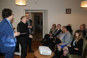 Pokaż zdjęcie: Wręczenie podziękowań