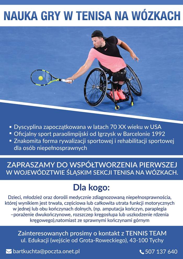 Pokaż zdjęcie: Plakat zachęcający do współtworzenia sekcji tenisa na wózkach kolorystyka białoniebieska na niebieskim tle mężczyzna na wózku inwalidzkim ubrany w sportowy strój odbija rakietą piłkę 